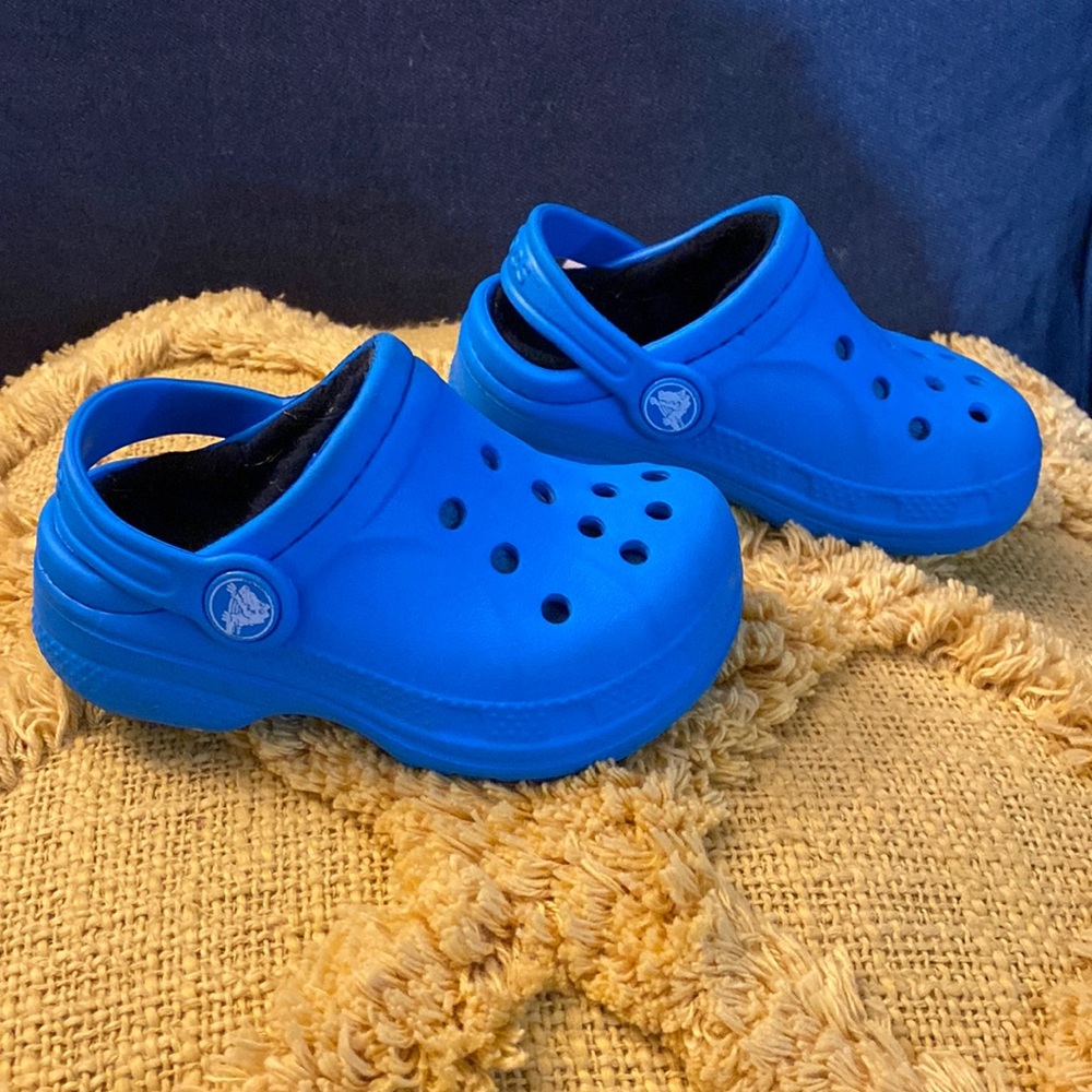 CROCS CHILDRENS SIZE 6-7